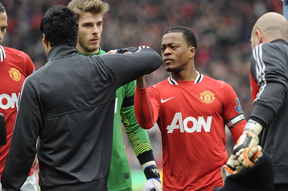 Луис Суарес (спиной), Давид де Хеа и Патрис Эвра