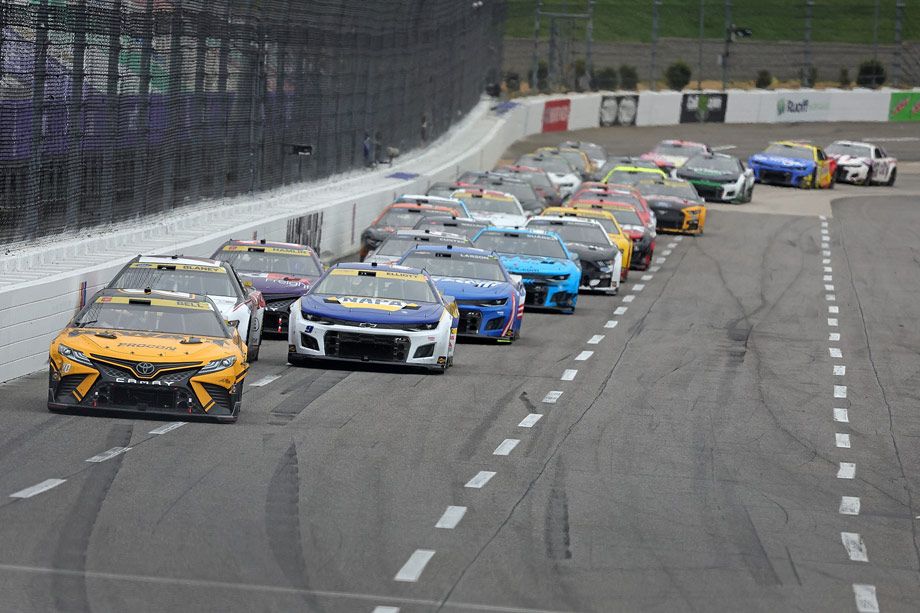 Ярко обгоняет иномарку. NASCAR Cup Series 2022. NASCAR 2022