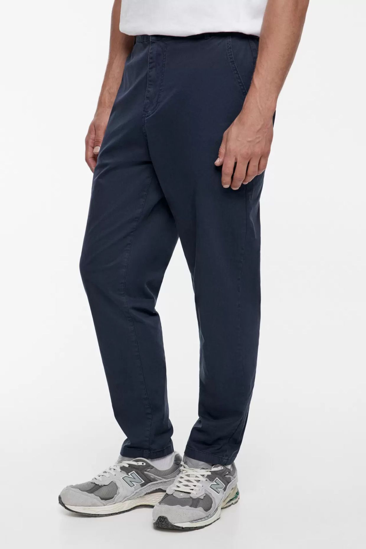 ﻿Благородные темно-синие брюки: разбираем детали модного образа