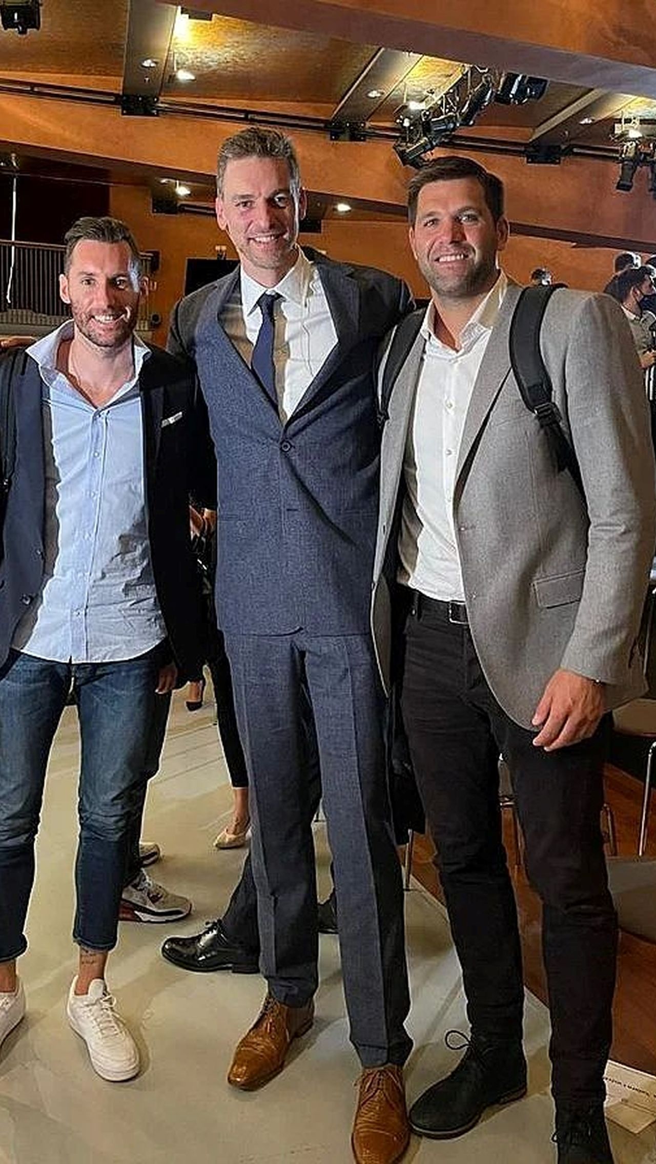Рейес получил награду перед матчем 26-го тура Евролиги «Реал» — «Барселона». Трибьют-видео в честь Рейеса записали легендарные испанские баскетболисты Серхио Родригес, Серхио Юль, Руди Фернандес (на фото слева) и Пау Газоль (на фото в центре).