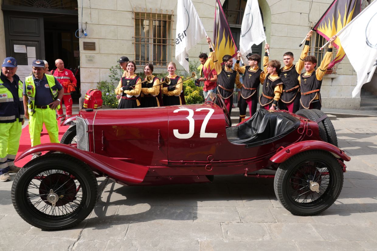 Джордж Расселл прокатился на гоночном Mercedes 1924 года. Его проектировал  Фердинанд Порше - Чемпионат