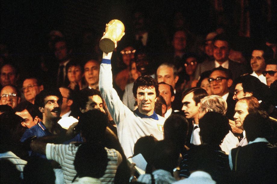 Дино Дзофф с трофеем за победу в ЧМ-1982