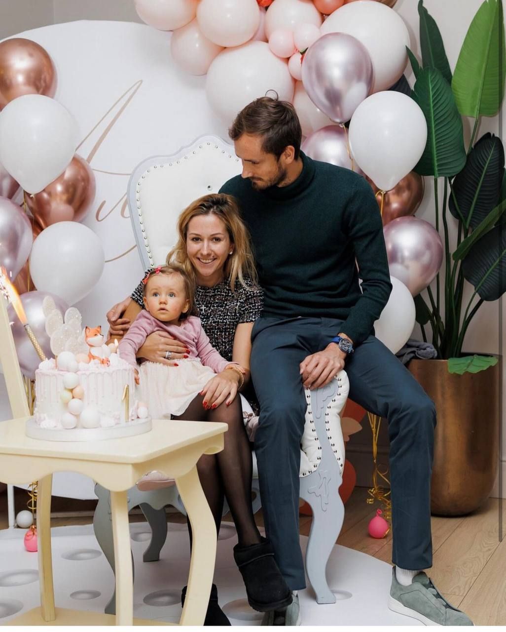 Даниил Медведев показал фото с празднования первого дня рождения дочери.  Елена Джокович отреагировала — Новости тенниса на GoTennis.ru