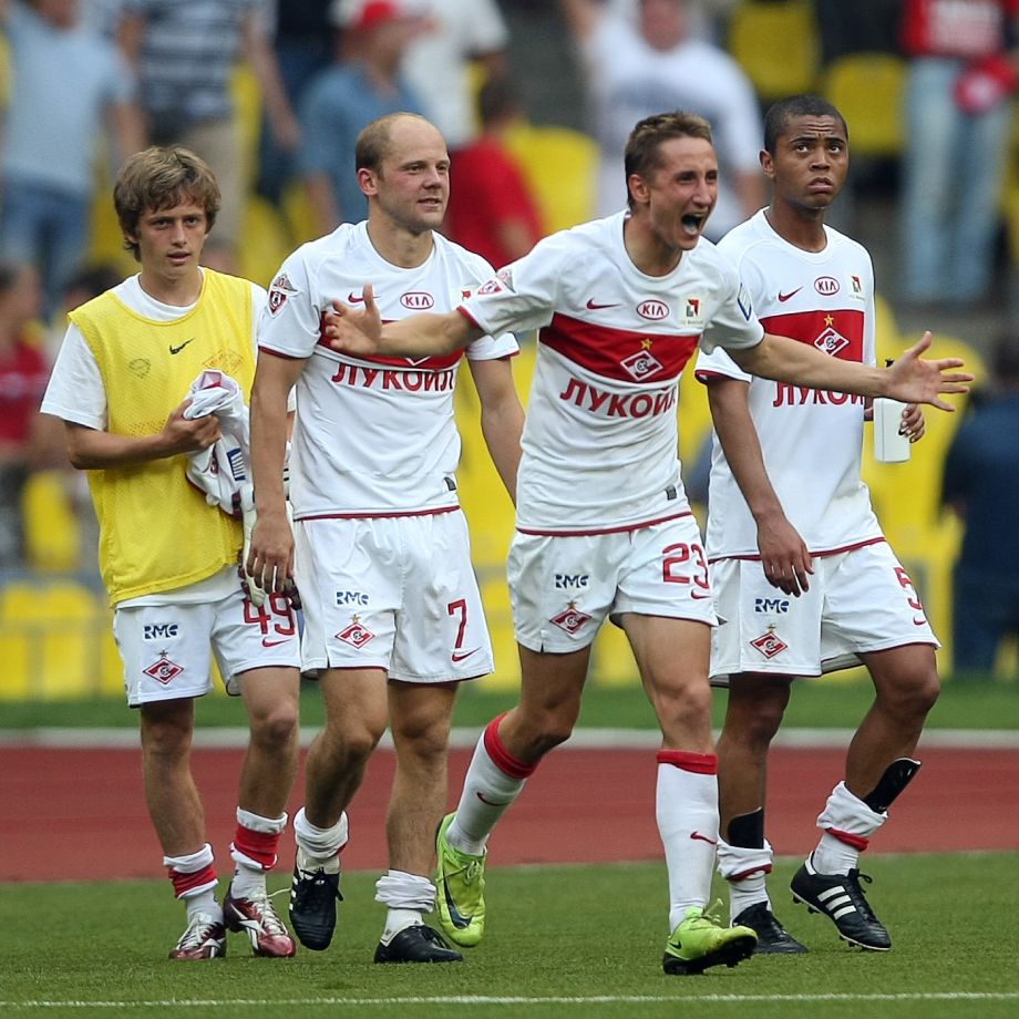 Денис Бояринцев (второй слева) с партнёрами по «Спартаку»