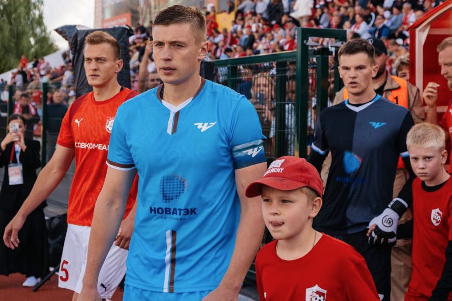 Александр Жиров выводит «Челябинск» на игру в Костроме