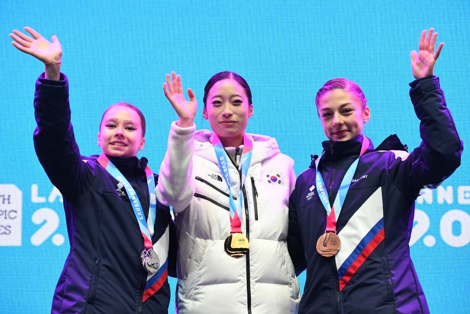 Ксения Синицына, Ю Ён и Анна Фролова на юношеской Олимпиаде в Лозанне