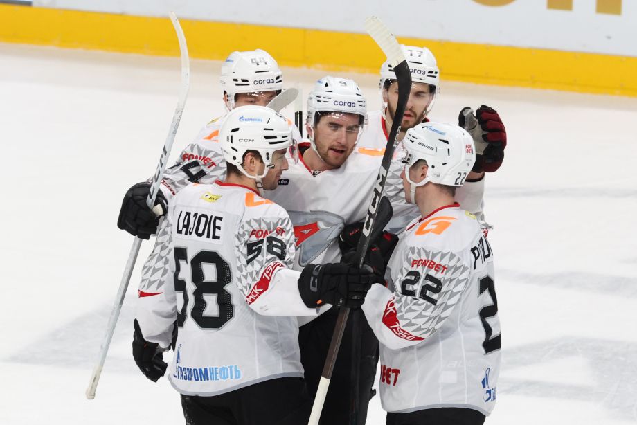 Эндрю Потуральски, Максим Лажуа и другие игроки &laquo;Авангарда&raquo; празднуют гол