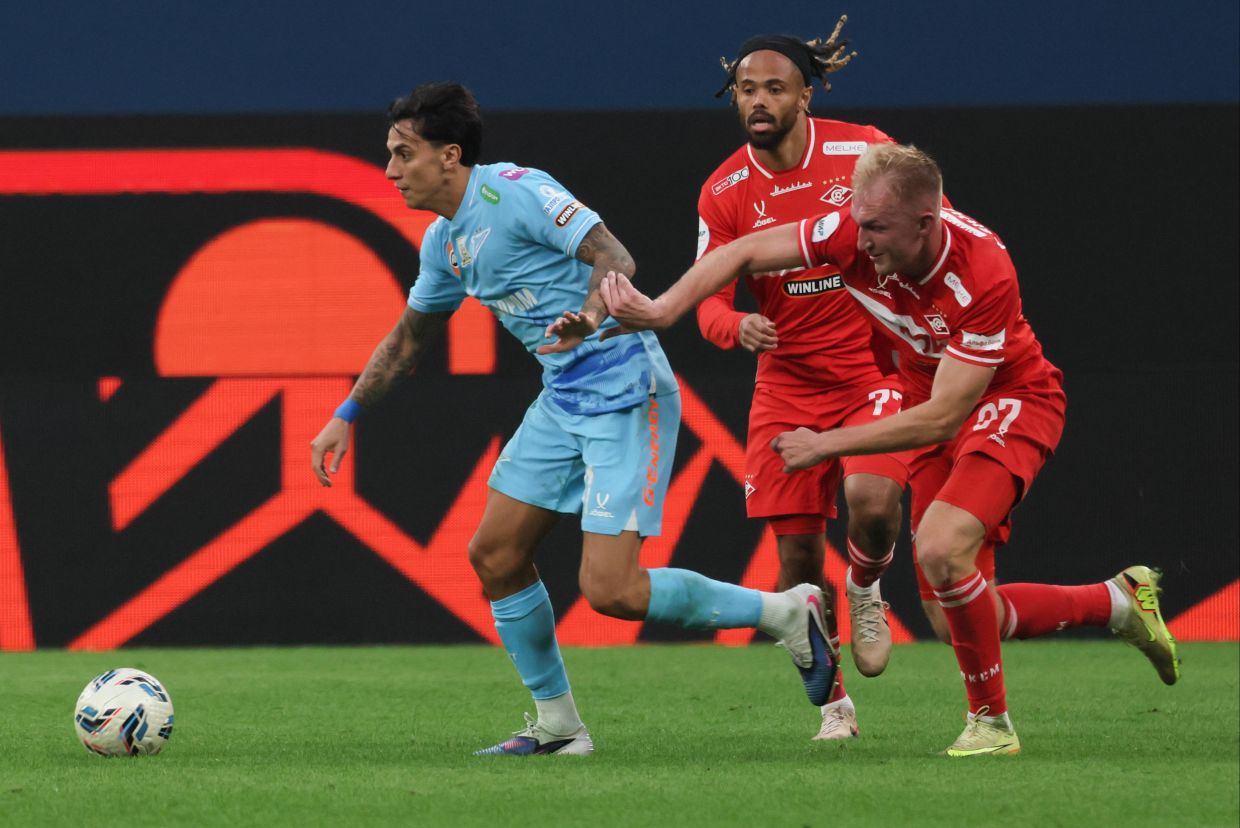 Тео Бонгонда (на заднем плане) в матче с «Зенитом»