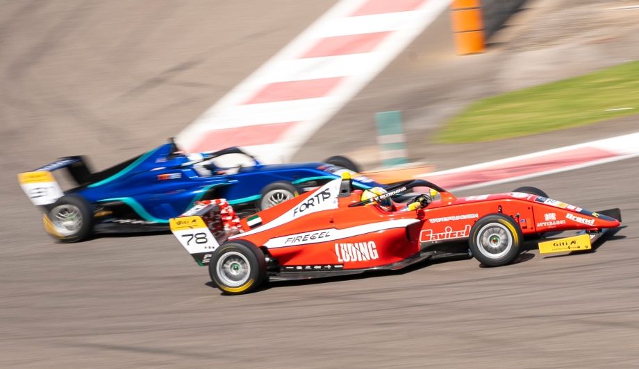 Виктория Блохина в борьбе на этапе арабской Ф-4 в Абу-Даби