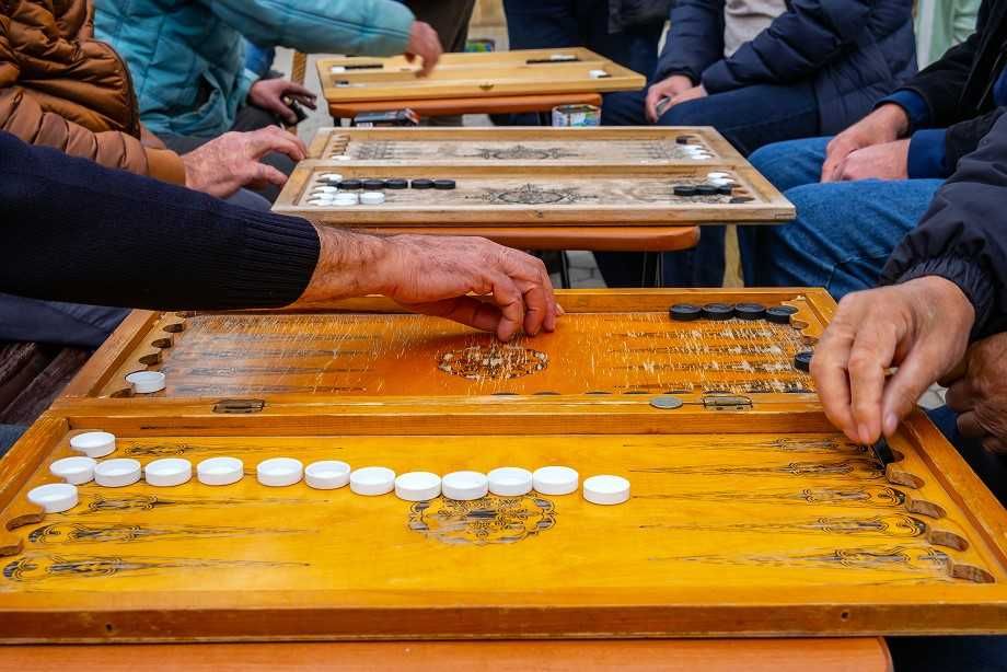 Двигайте фишки вдоль бортика против часовой стрелки