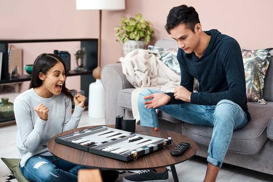 Побеждает тот, кто первым полностью освободит свою сторону доски от шашек.