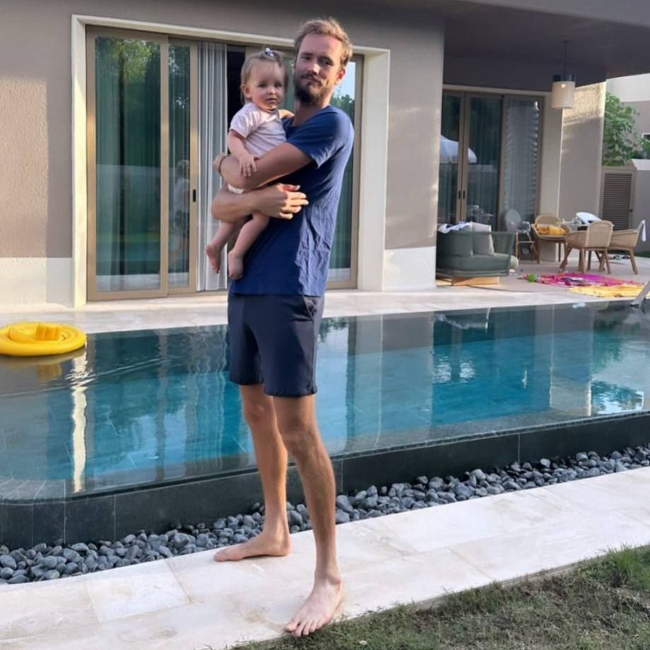 Даниил Медведев: как отдыхает с женой и дочкой Алисой после US Open — 2023, смотреть фото, как снялся с турнира в Китае