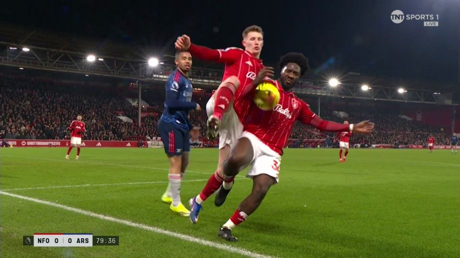 Попадания мяча в руку Айне