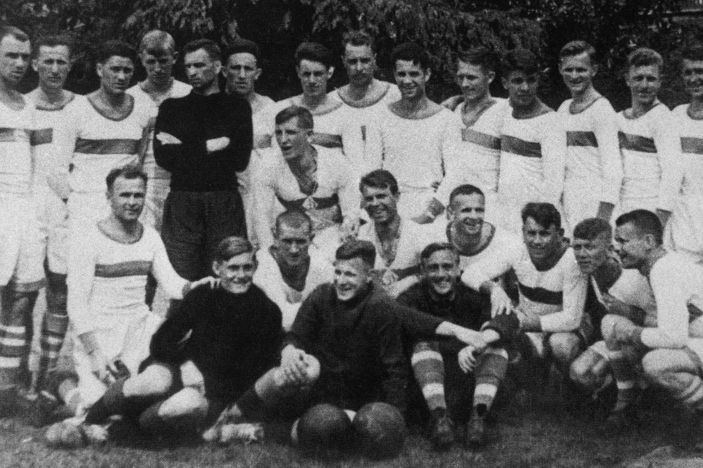 1941 год, футбольная команда «Динамо» на сборах в Гаграх (Чернышёв стоит второй слева)