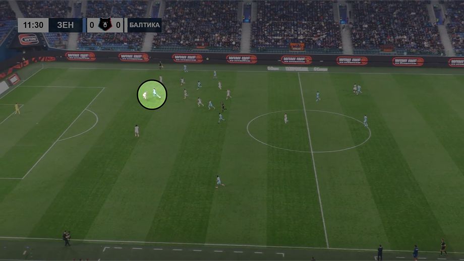 Джон Дуран уходит на рывке в глубину и технично оставляет мяч партнёру в касание