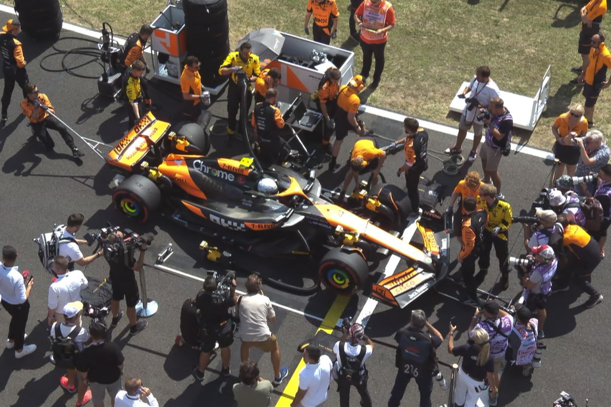 Механики «Макларена» готовят машину Норриса