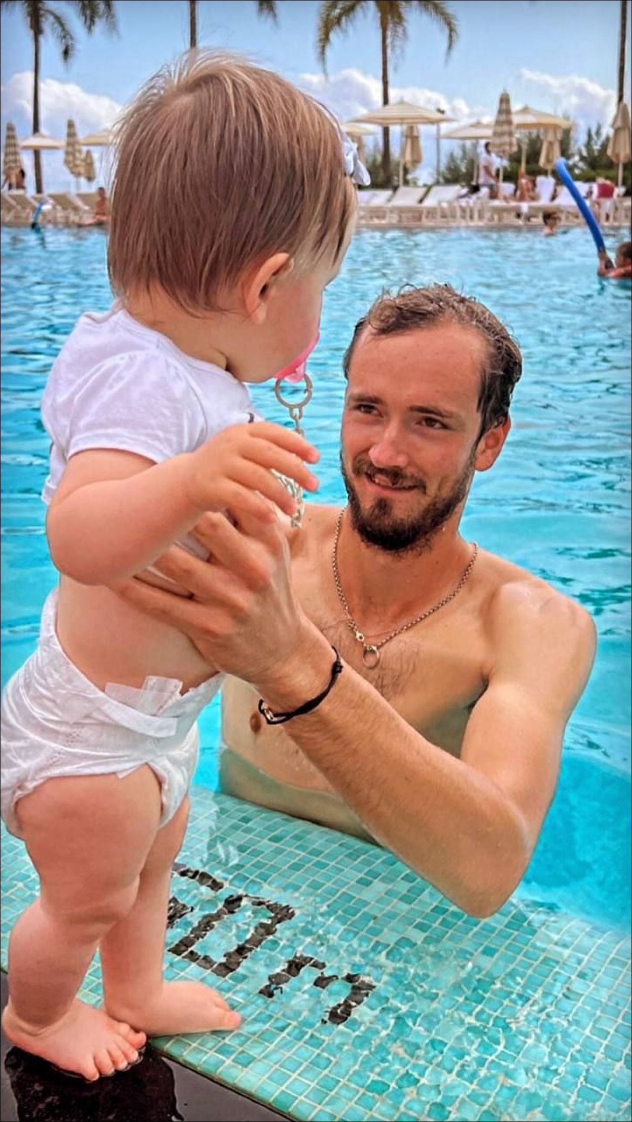 Еще один милейший кадр – фото Медведева и дочери в бассейне.