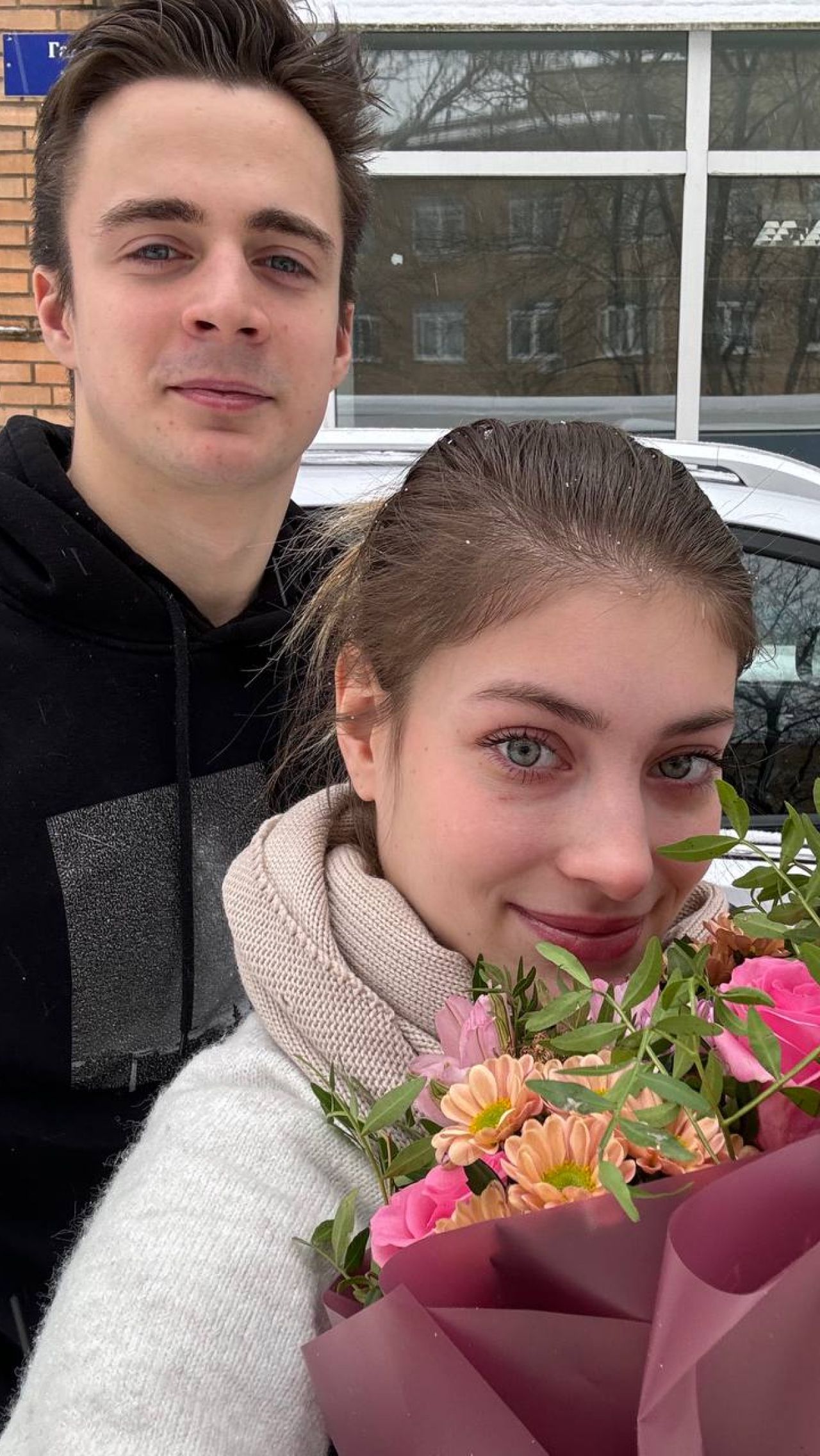 В феврале Алёна перенесла операцию на плече из-за травмы, но заботливый Гоша вскоре забрал её в их уютное семейное гнёздышко и порадовал цветами.