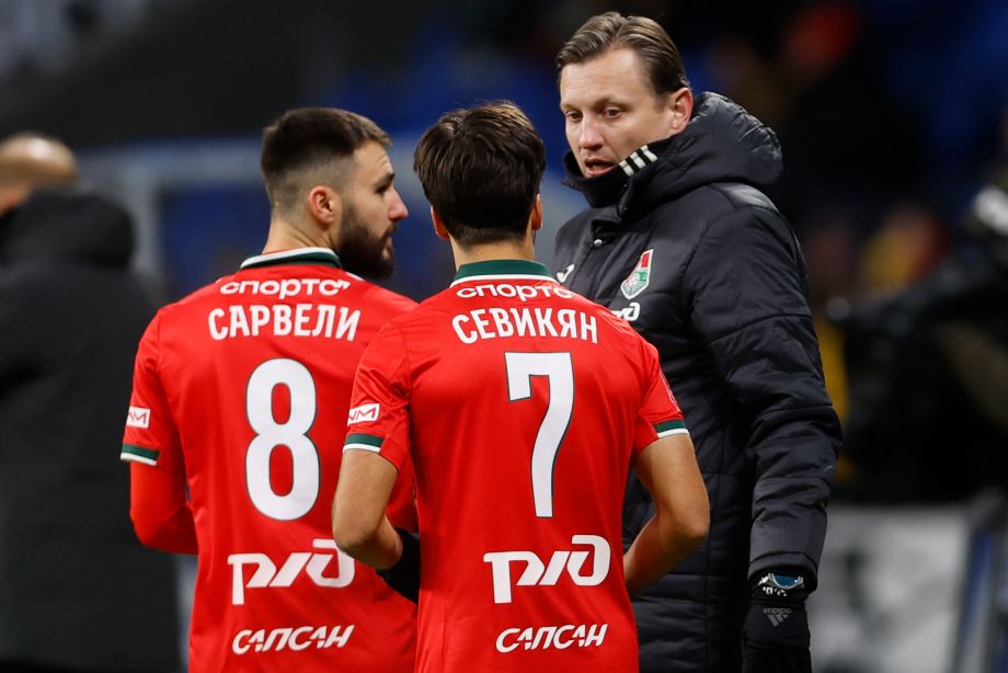 Михаил Галактионов с игроками «Локо»