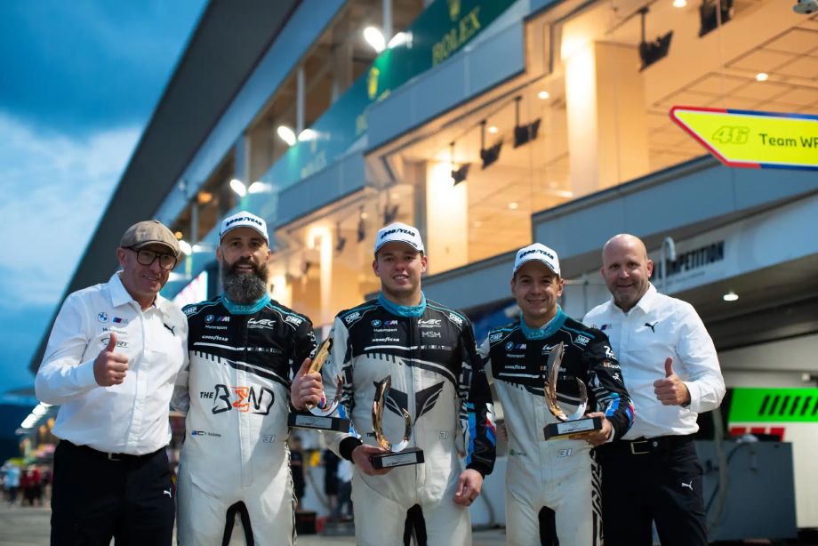 Богуславский (в центре) после подиума в «6 часах Фудзи»