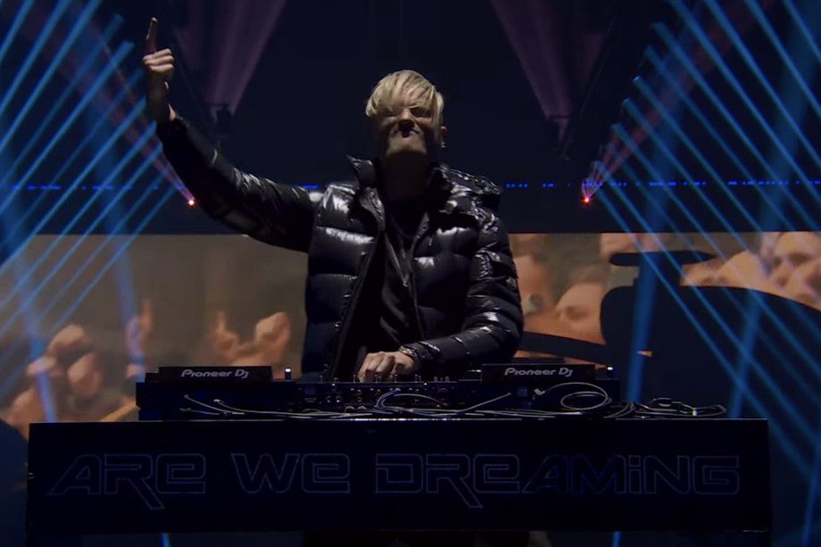 Выступление диджея на F1 75 Live