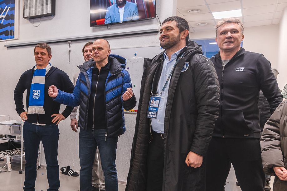 Равиль Измайлов и Андрей Талалаев (крайние справа) в раздевалке «Балтики»