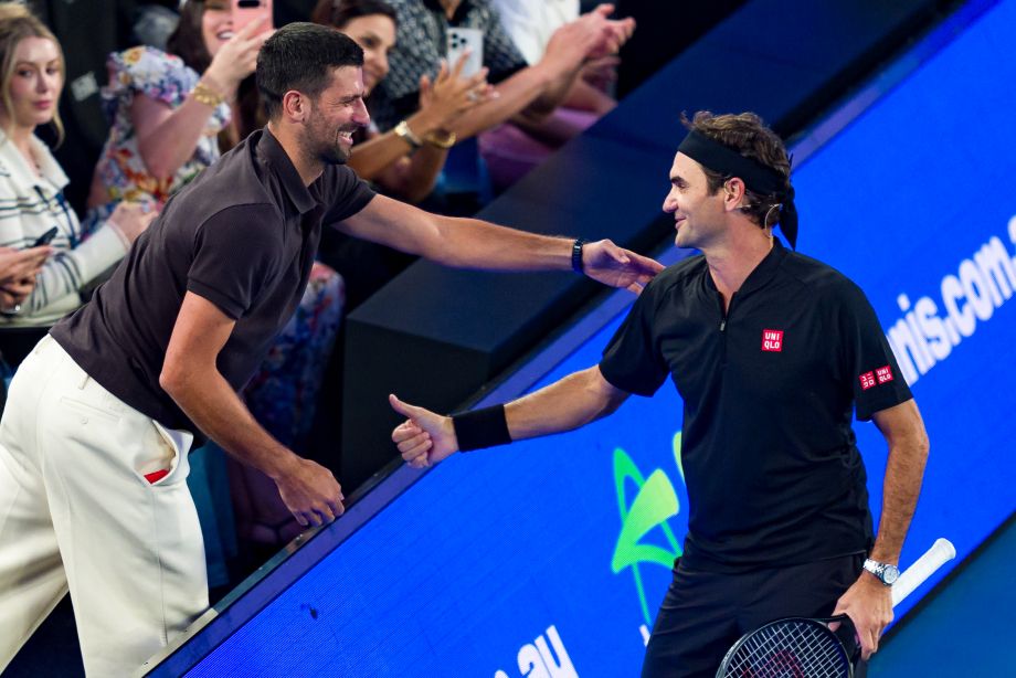 Новак Джокович приветствует Роджера Федерера