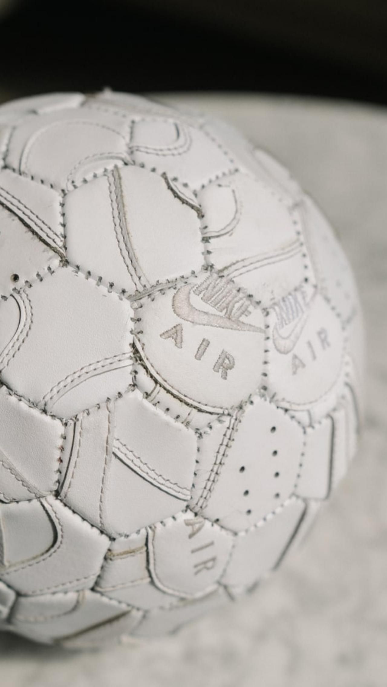 Все мячи сделаны вручную из  уникальных материалов: например, из старых бутс Стивена Джеррарда. Или, как в его последнем творении, из восьми пар обуви Nike Air Force 1.