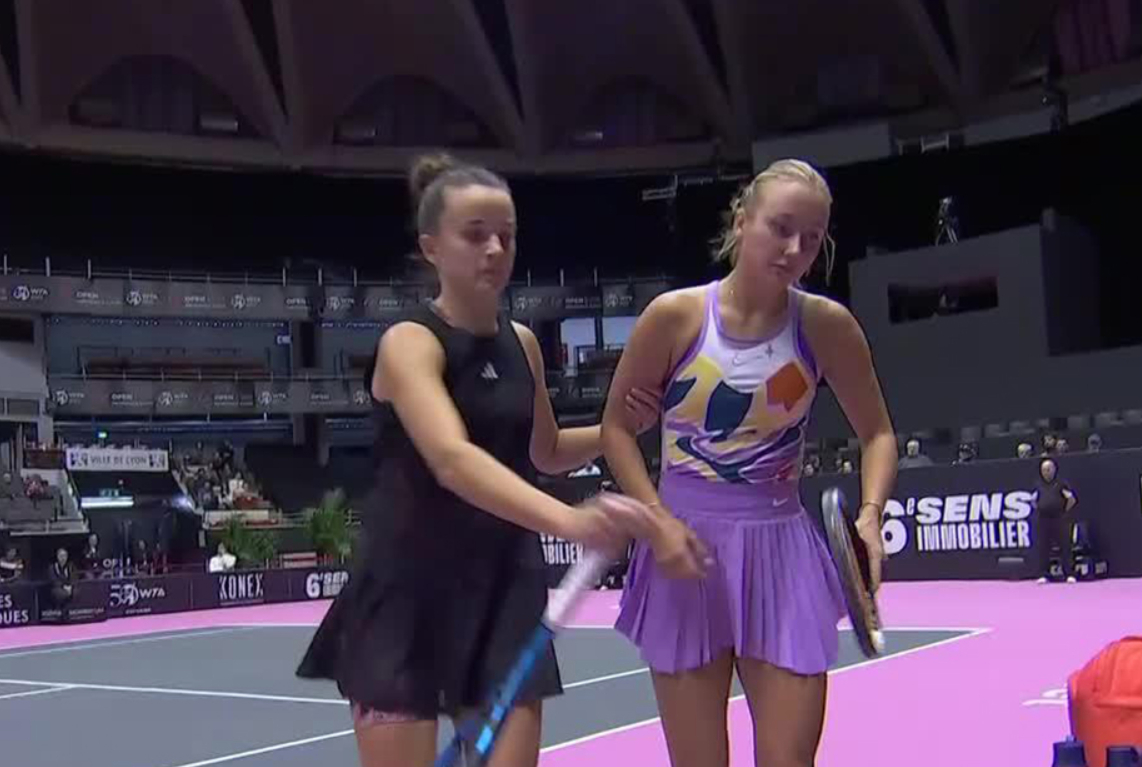Анастасия Потапова пробилась в четвертьфинал турнира в Лионе с травмой: соперница помогла россиянке дойти до скамейки