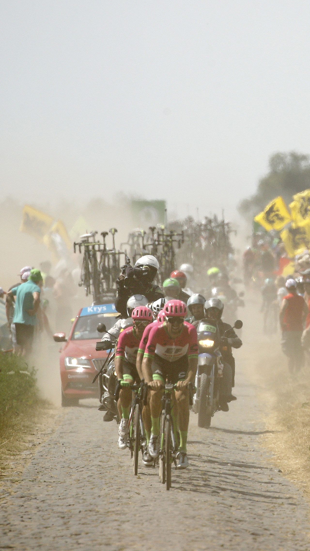 В 2018-м трассу «Тур де Франс» стогами сена вновь перекрыли французские фермеры, которые были недовольны политикой властей. Полиции пришлось применить слезоточивый газ, досталось даже участникам гонки.