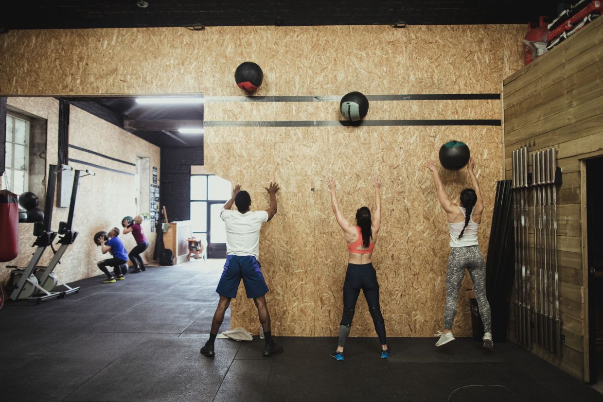 Training wall. Ору с медболом. Броски мяча вниз стоя. Тротуарный маршбросок с медболлом. Демон который кидает мячи.