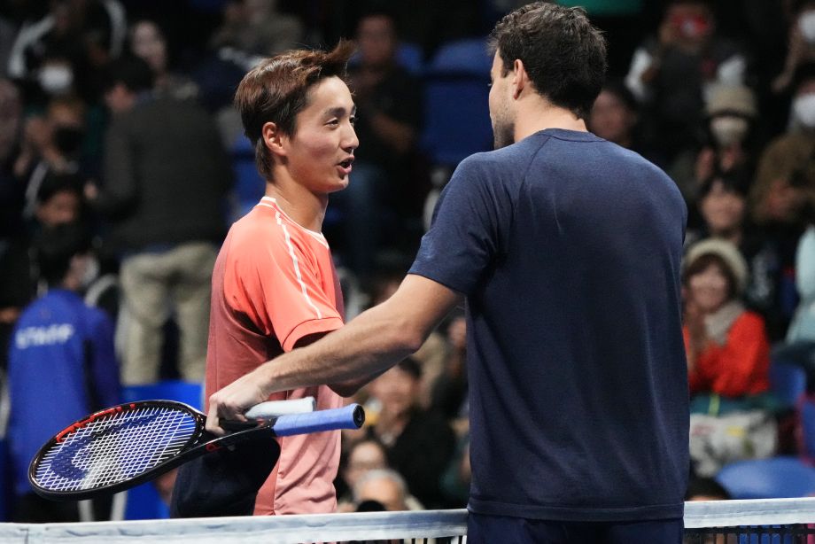 Aslan Karatsev tras derrotar a Shintaro Mochizuki en las semifinales del torneo ATP-500 de Tokio 2023