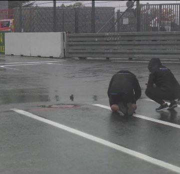 Механики «Уильямса» в ожидании старта квалификации пускают резиновых уточек в образовавшихся лужах