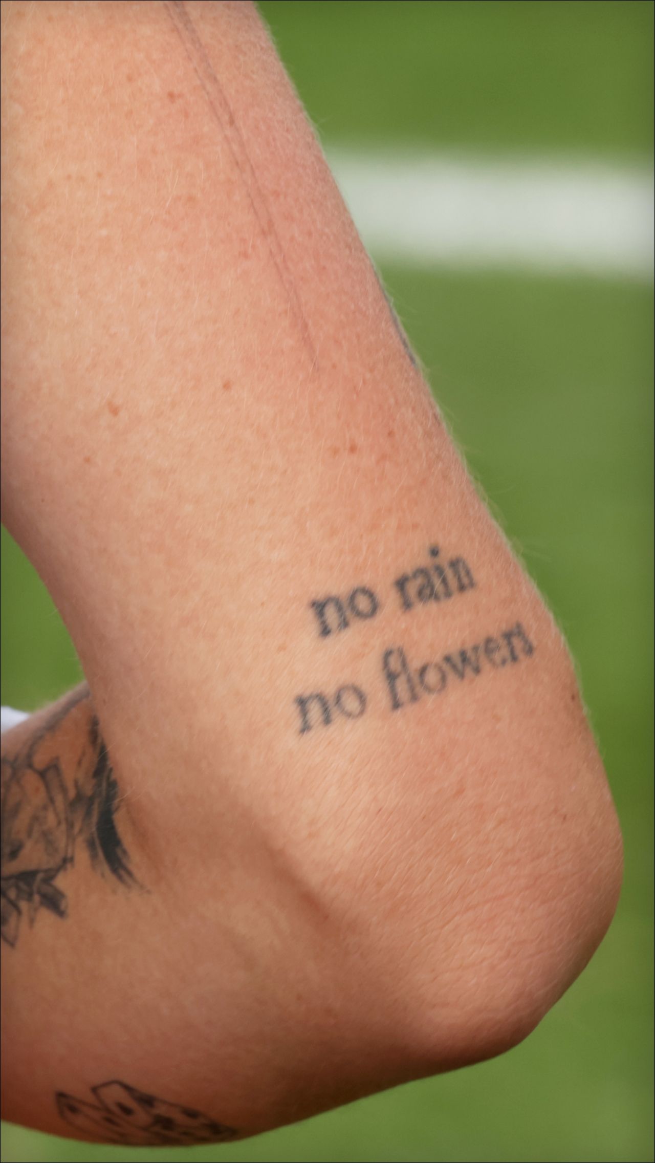 Главная татуировка Маркеты — слова «No rain – no flowers». Дословно — «нет дождя — нет цветов». Приблизительный русский аналог — «без труда не вытащишь рыбку из пруда».