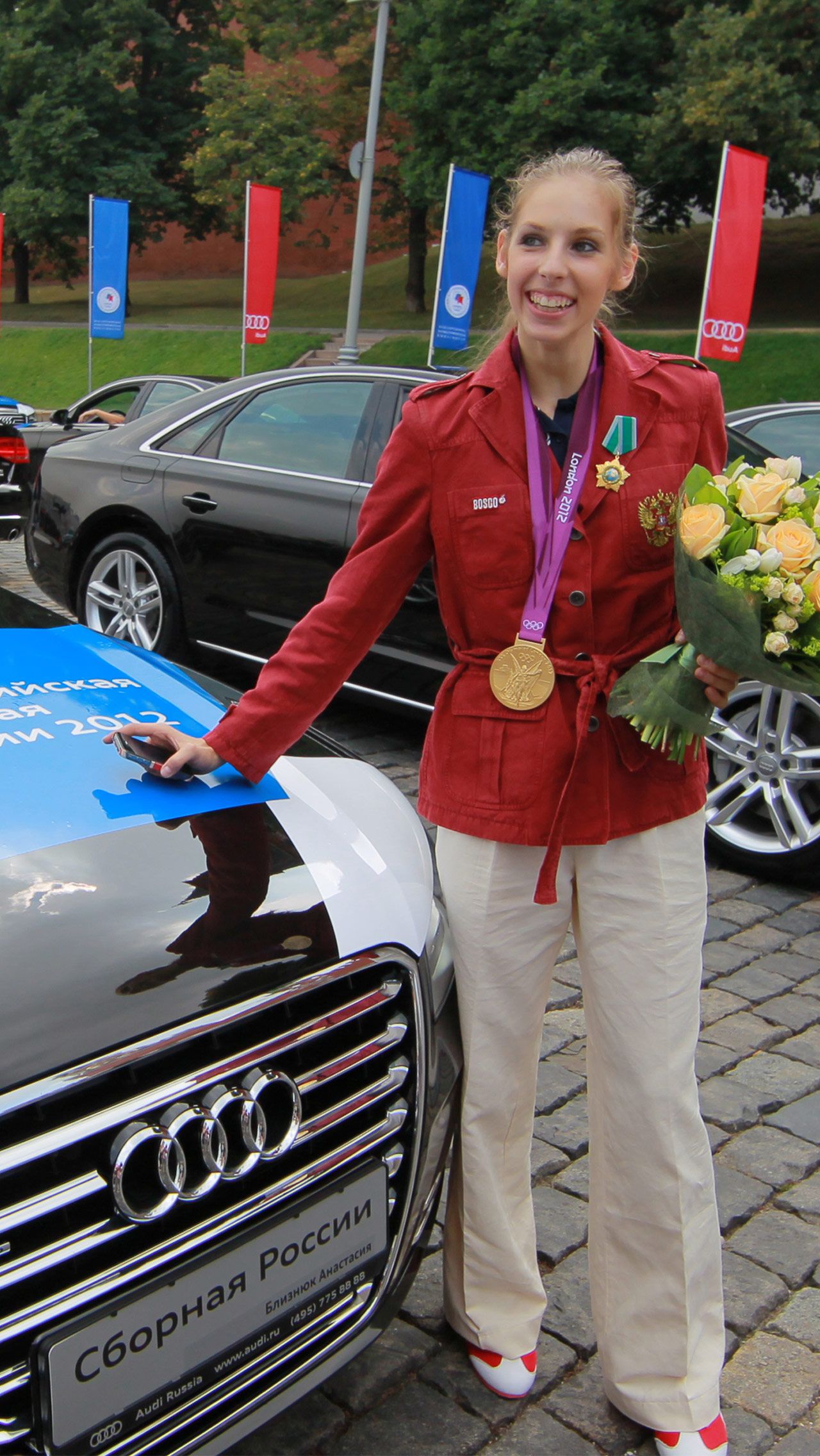 После Олимпиад в 2010 и 2012 году спортсменам подарили Audi. В 2010-м мужчины и женщины впервые получили одинаковые автомобили, которые распределили в зависимости от достоинства медали.