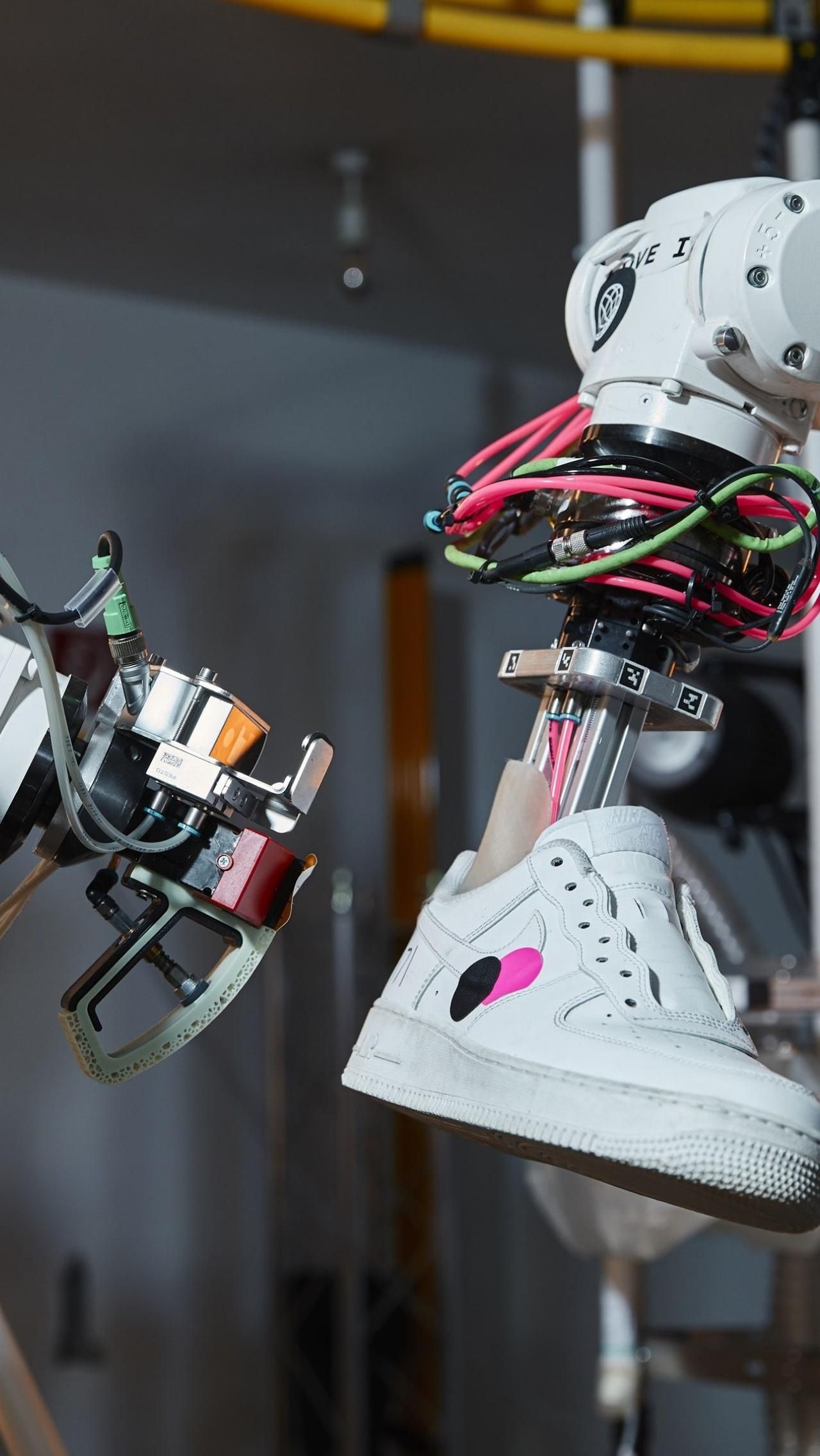 Система получила название BILL — аббревиатура от Bot Initiated Longevity Lab. Проект призван уменьшить влияние производства обуви на окружающую среду.