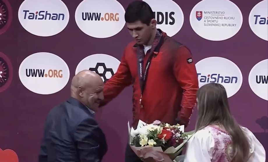 Михаил Мамиашвили надел медаль на шею Чермена Валиева Михаил Мамиашвили надел медаль на шею Чермена Валиева