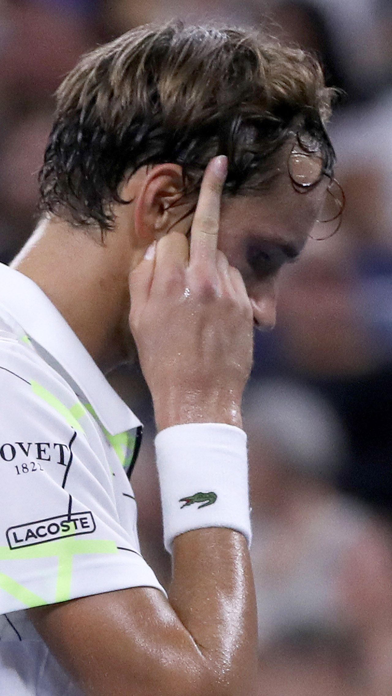 На US Open — 2019 Медведев сорвался, швырнув ракетку в сторону судейской вышки, а затем показал арбитрам и фанатам средний палец.