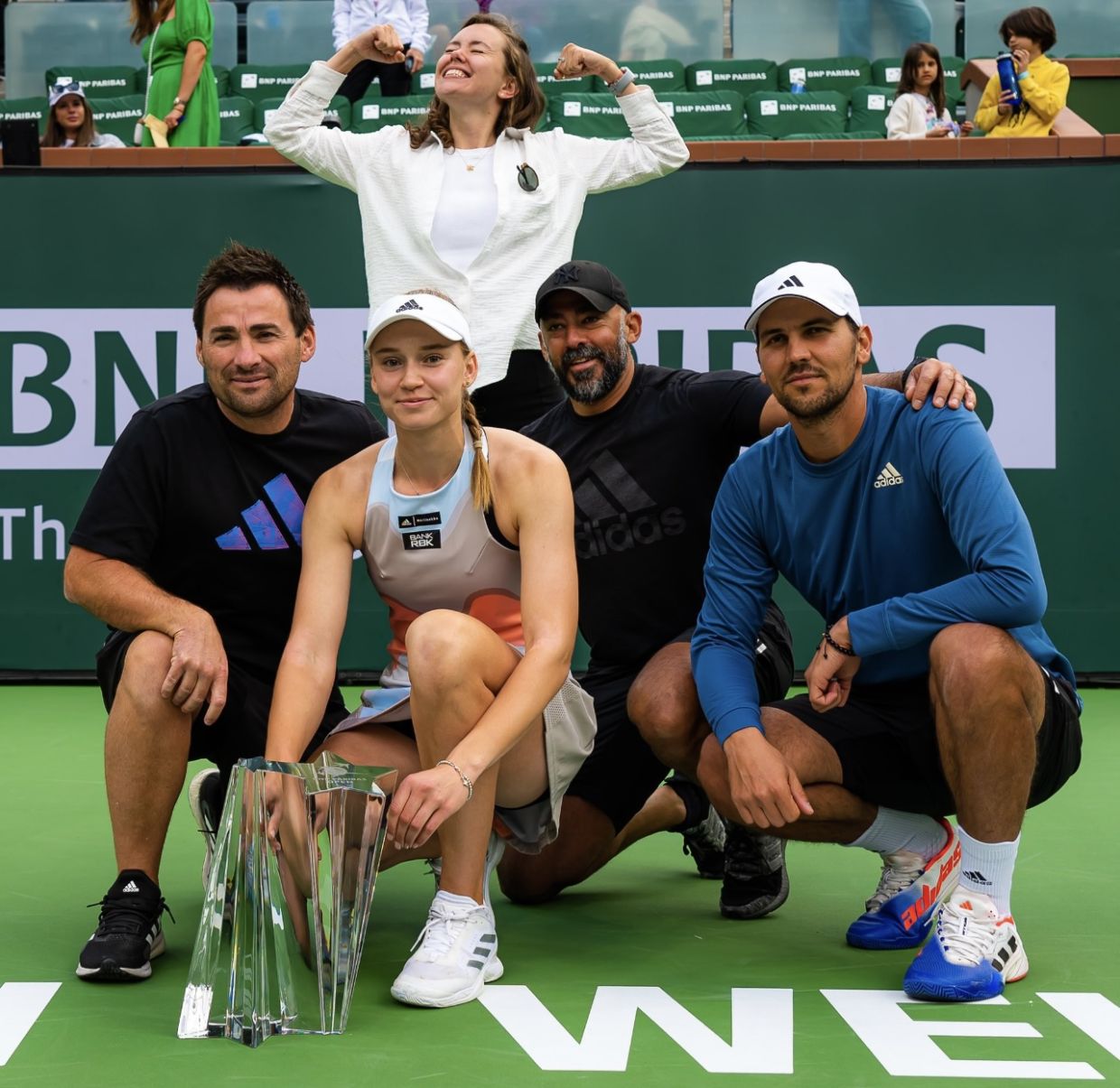 Фото: необычная традиция сестры Елены Рыбакиной на фотографиях с трофеями  WTA-1000 - Чемпионат