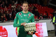 Вратарь ФК «Броне» Ян де Бур со 120 куриными яйцам