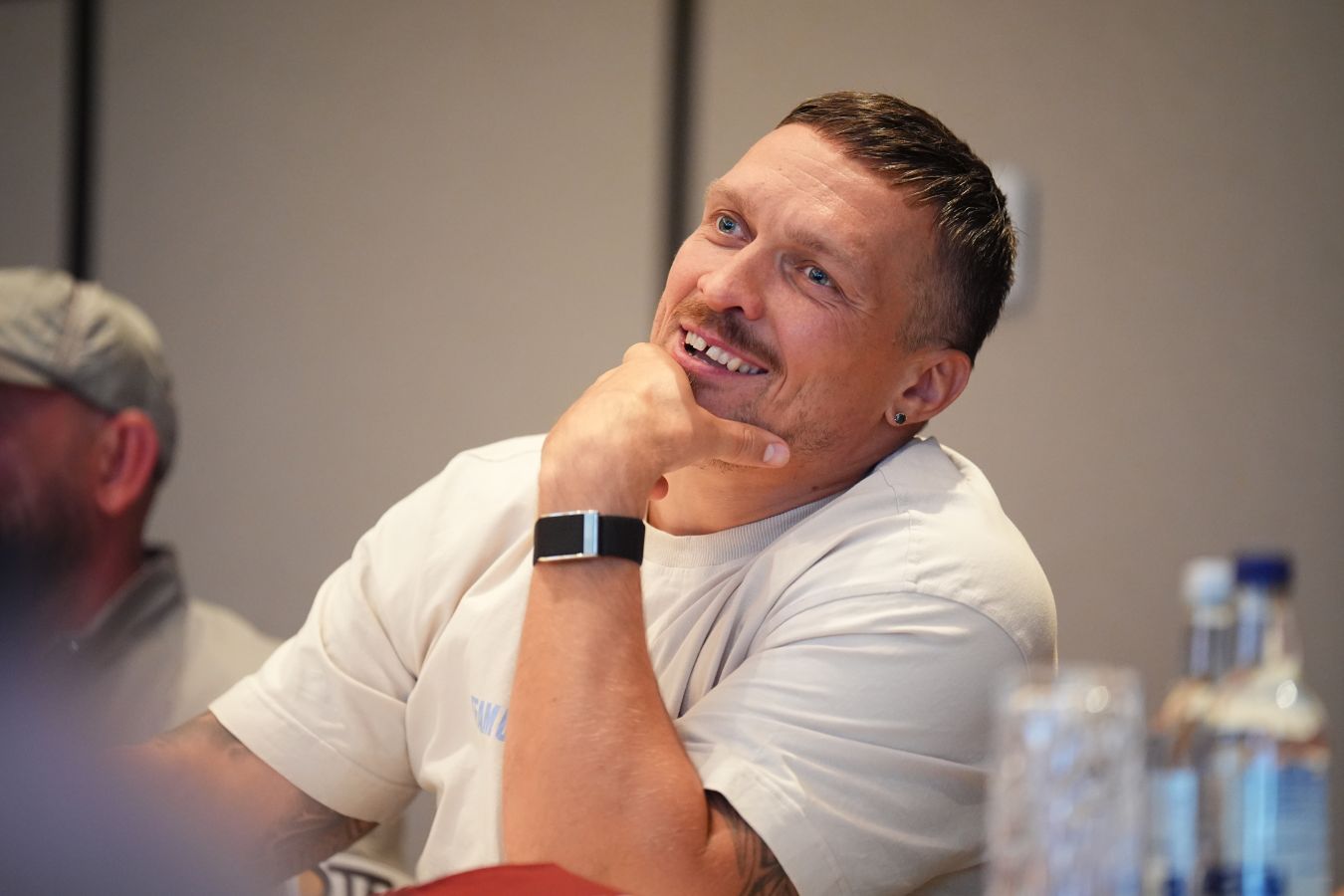 Усик выразил поддержку Джошуа после аварии в Нигерии