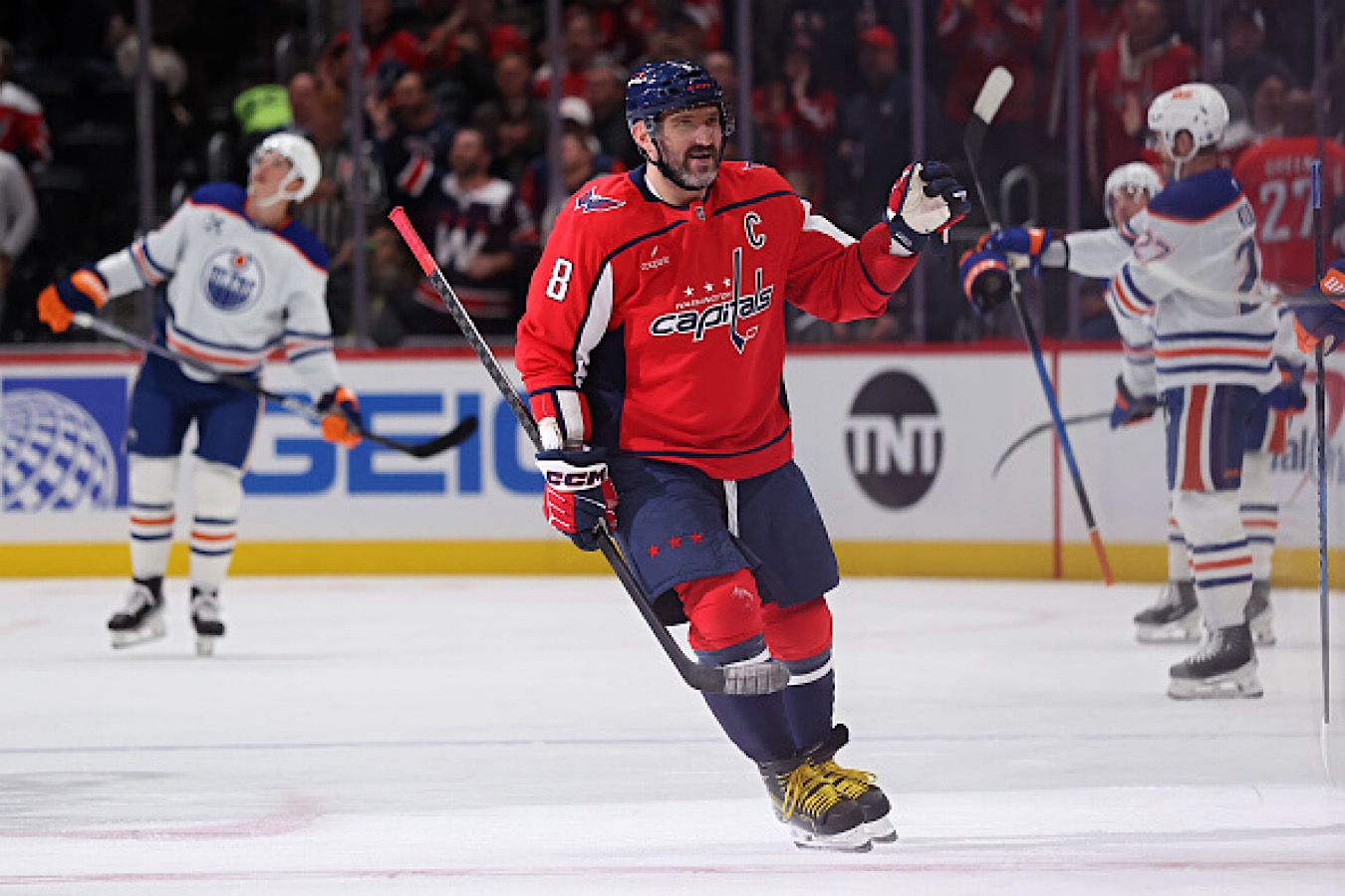 Великий снайпер умеет всё! Овечкин продлил серию с голами и повторил рекорд легенды НХЛ