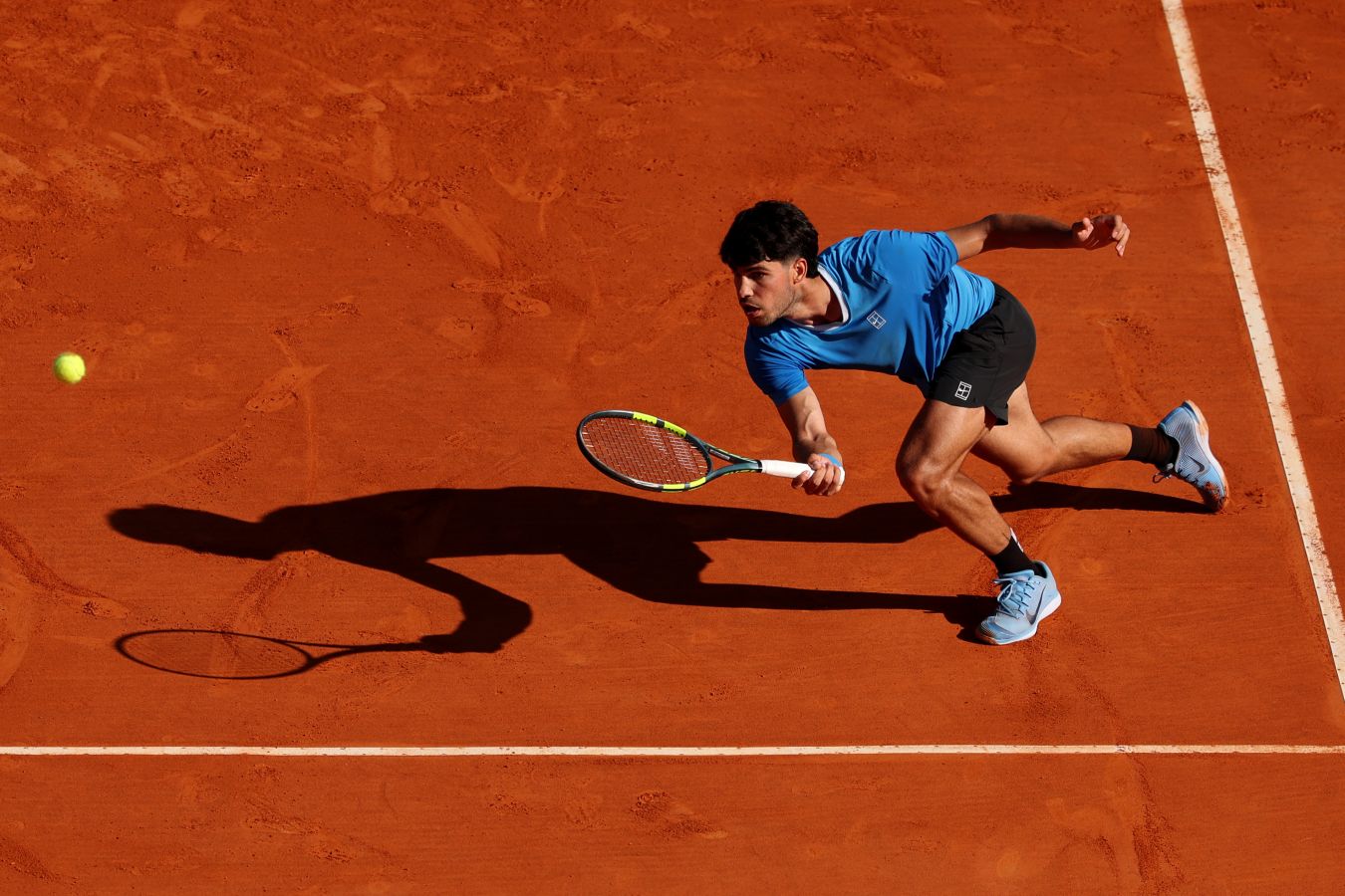 Карлос Алькарас уверенно обыграл квалифаера в первом круге турнира в Барселоне