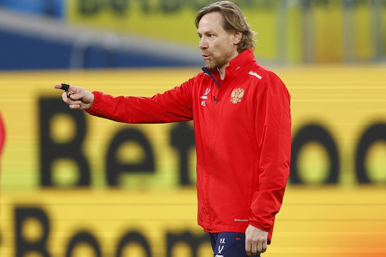 Видео: Валерий Карпин и Матвей Сафонов готовят оливье