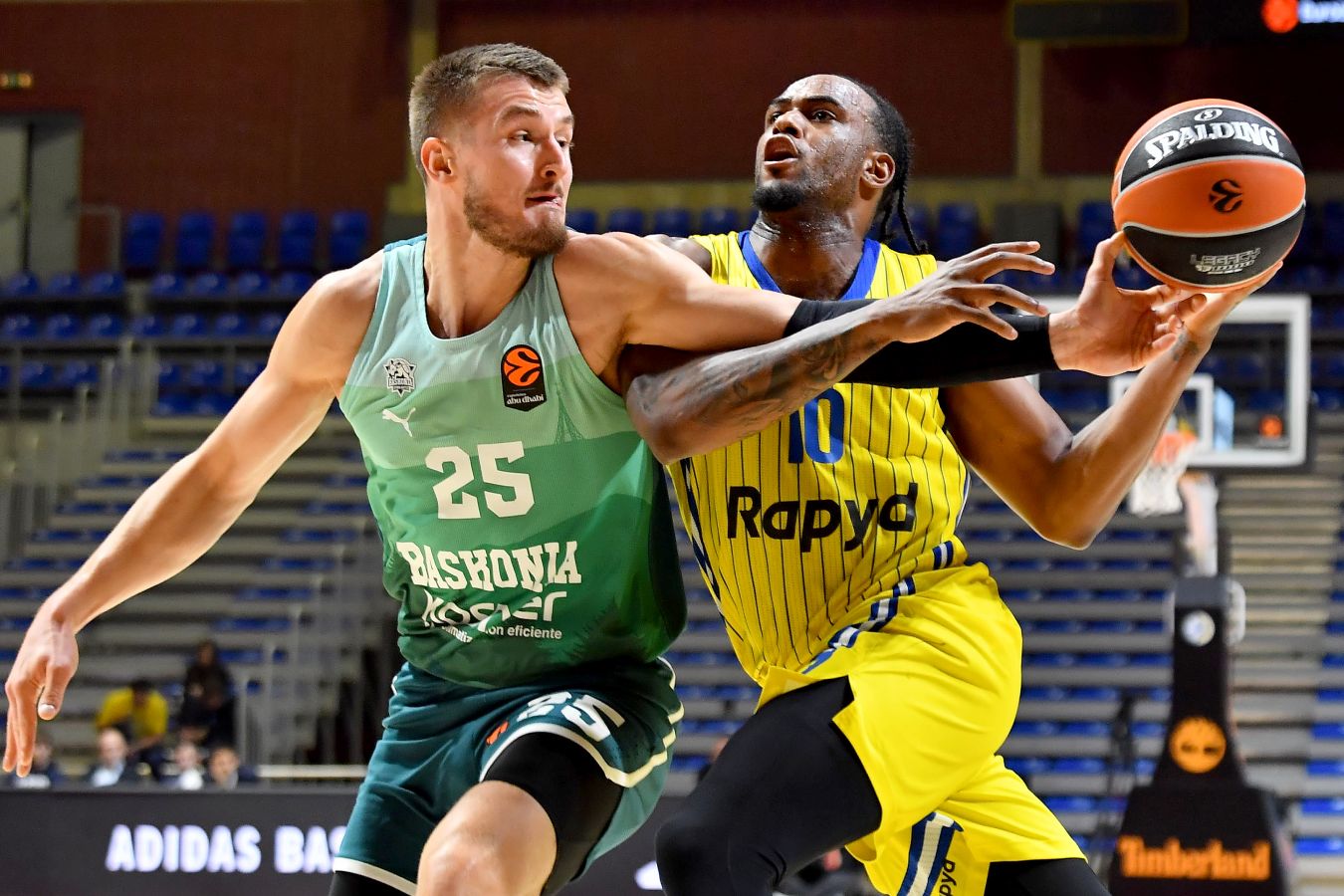 Маккаби прервал серию из четырёх поражений в Евролиге, победив Басконию