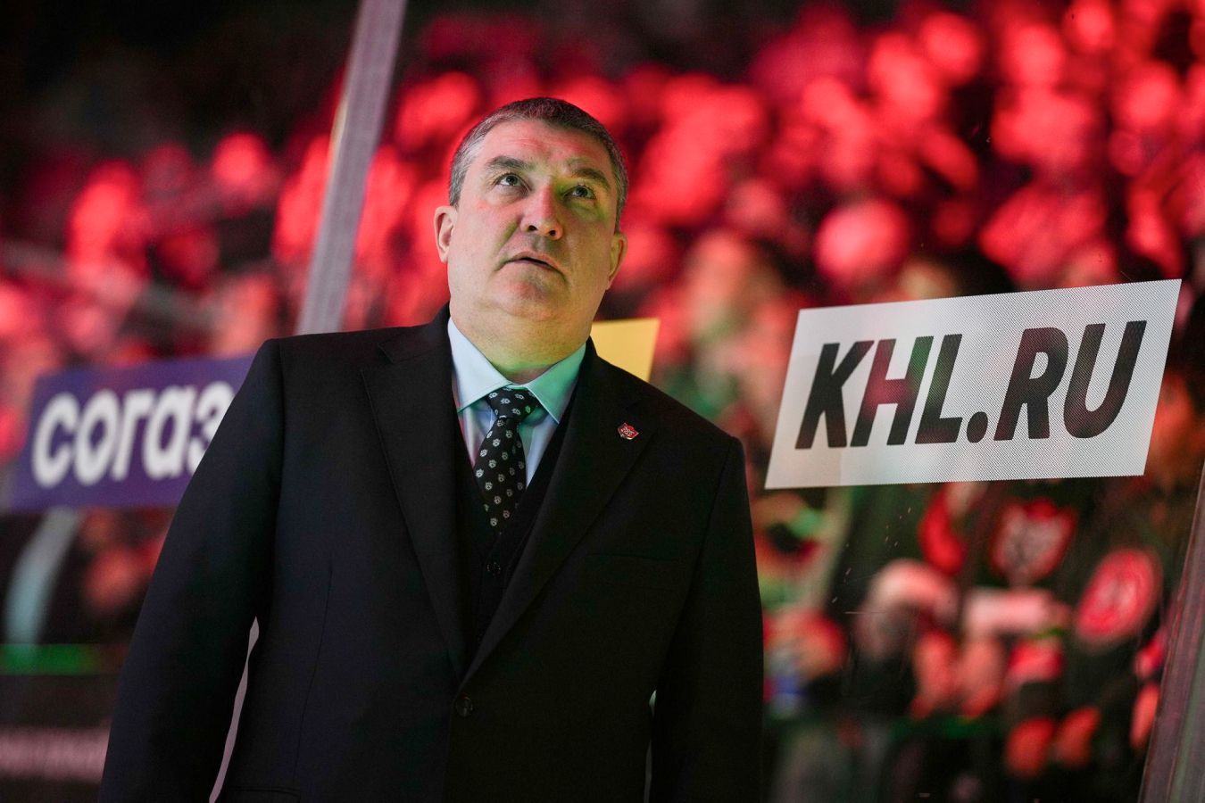 Әйелі үйінде күйеуіне мысығын көрсетеді