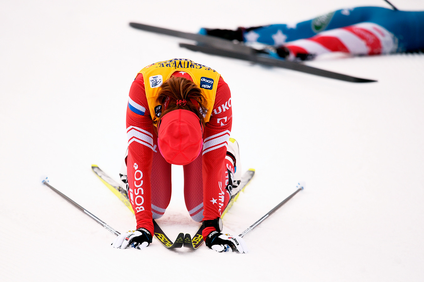 Непряева упала в финале спринта на «Тур де Ски» после контакта с американкой