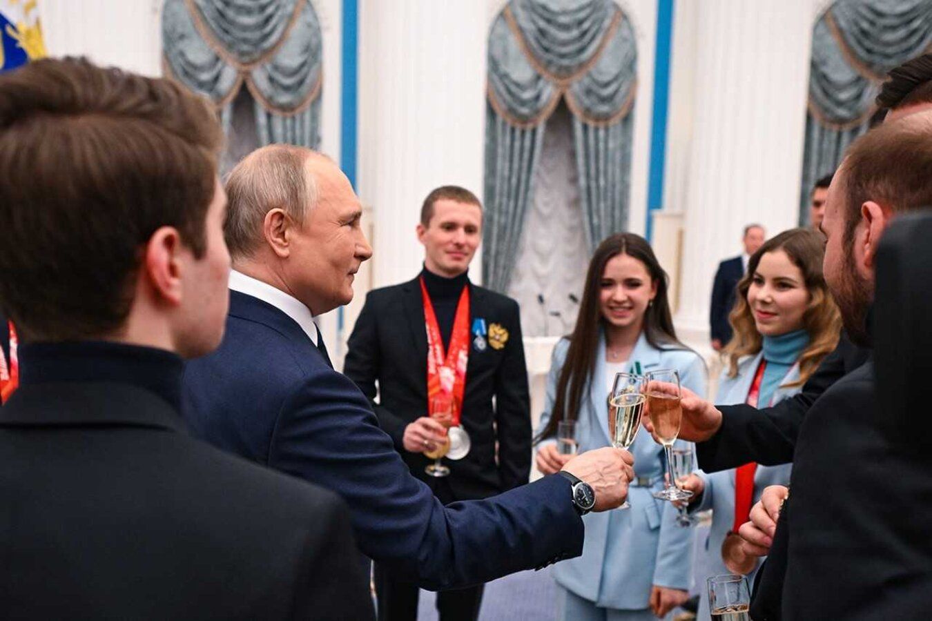 16-летняя Камила Валиева пила воду, а не шампанское на встрече с Владимиром Путиным. Фото