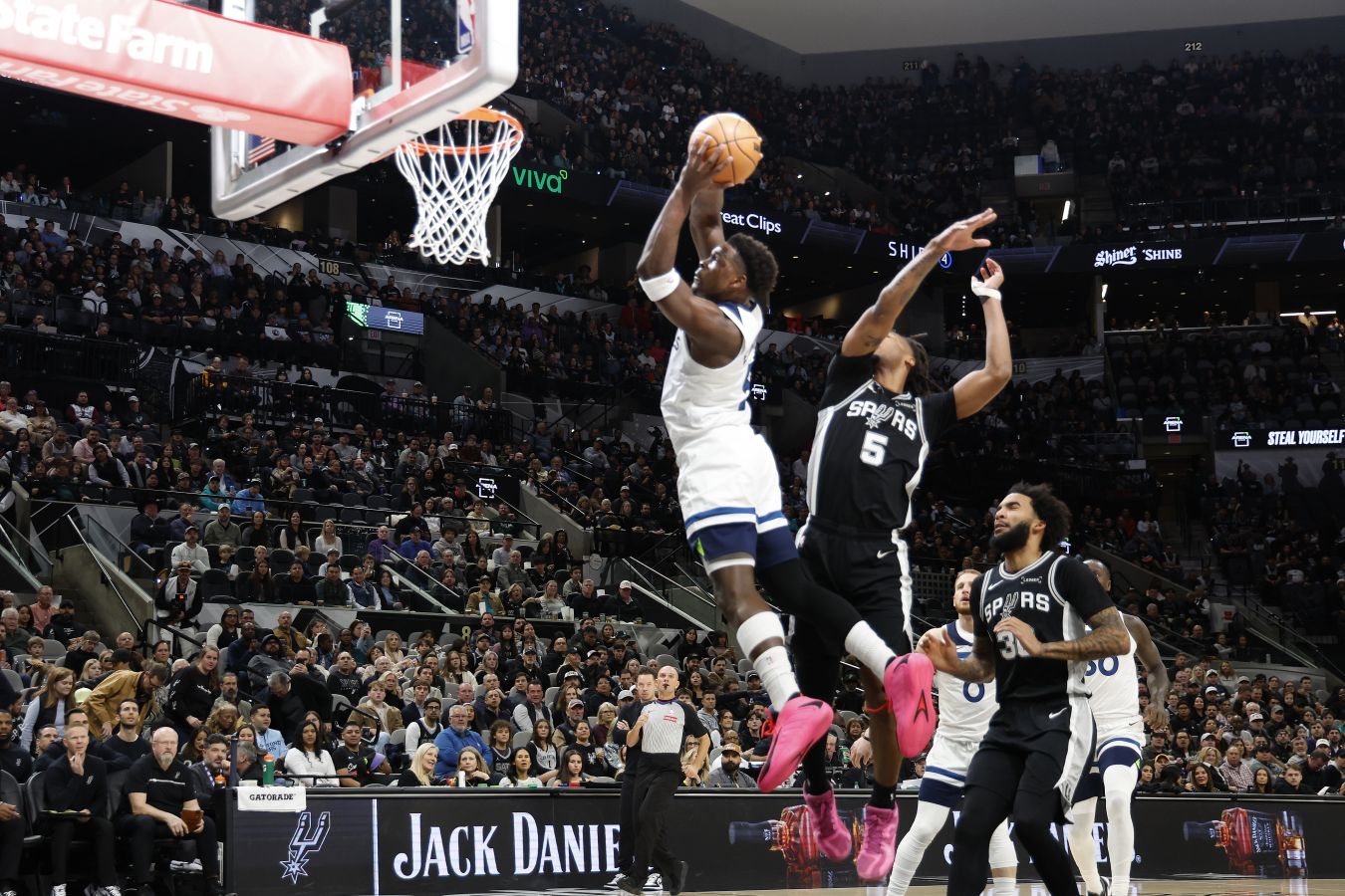 Видео: концовка матча Сан-Антонио  Миннесота с действиями Вембаньямы и Эдвардса