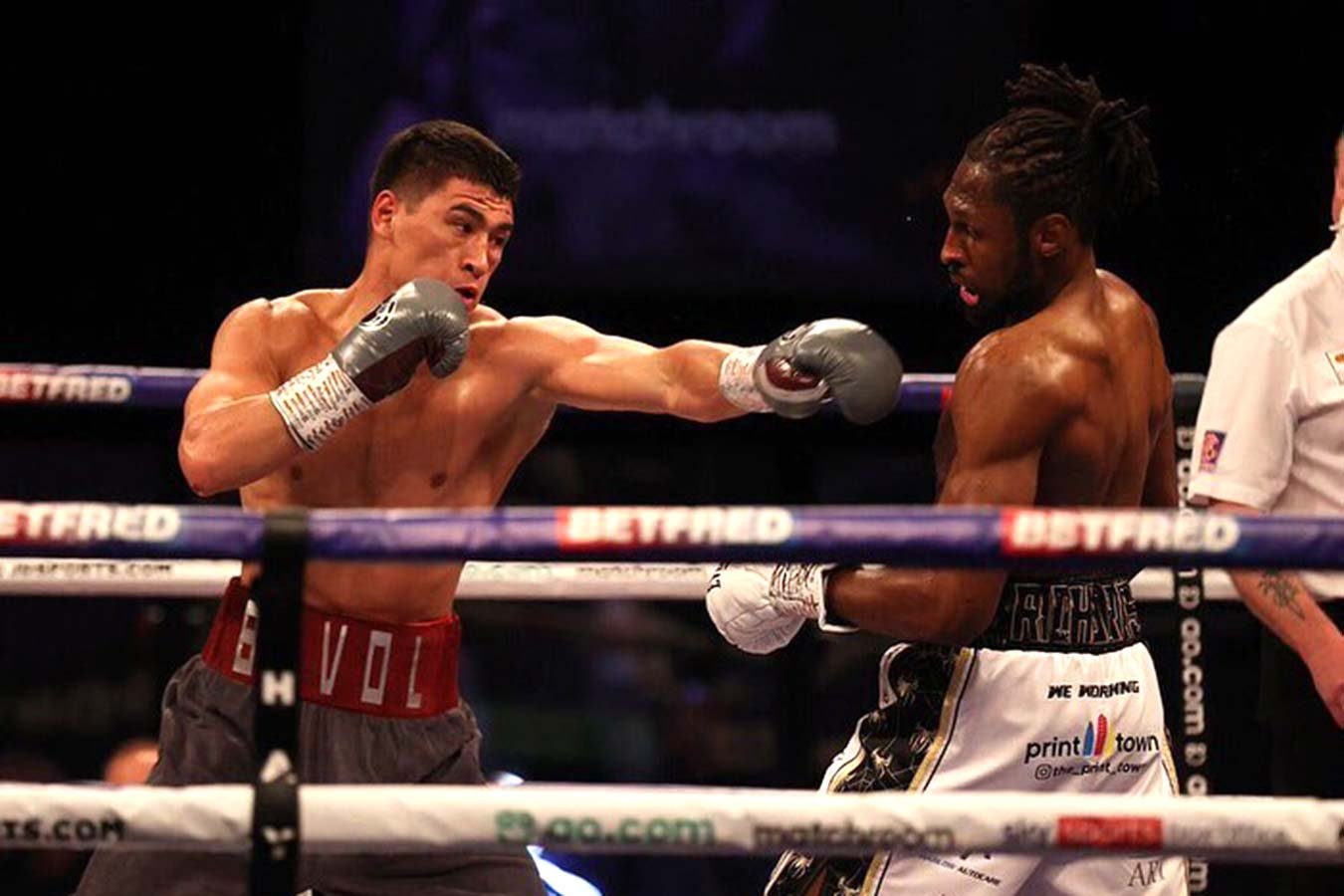 Бивол единогласным решением победил Ричардса и защитил титул по версии WBA